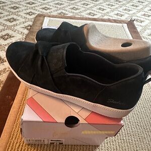 Skechers air-cooled memory foam sneakers with bows NEVER WORN